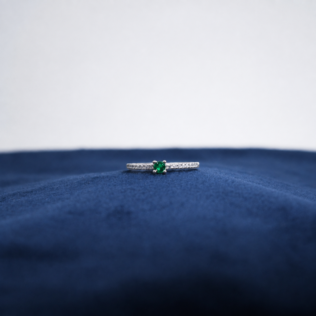 Silver Emerald Élan Ring