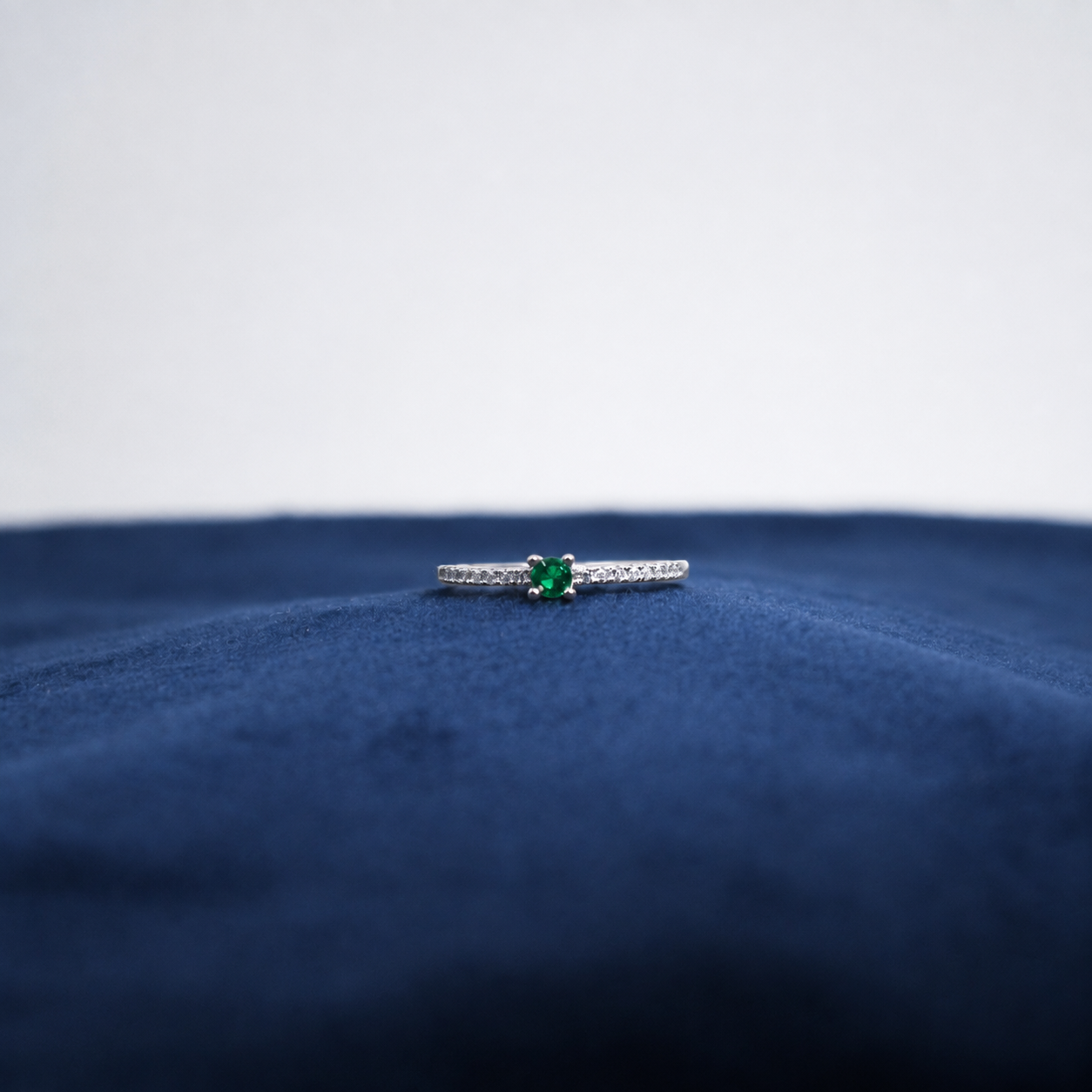 Silver Emerald Élan Ring