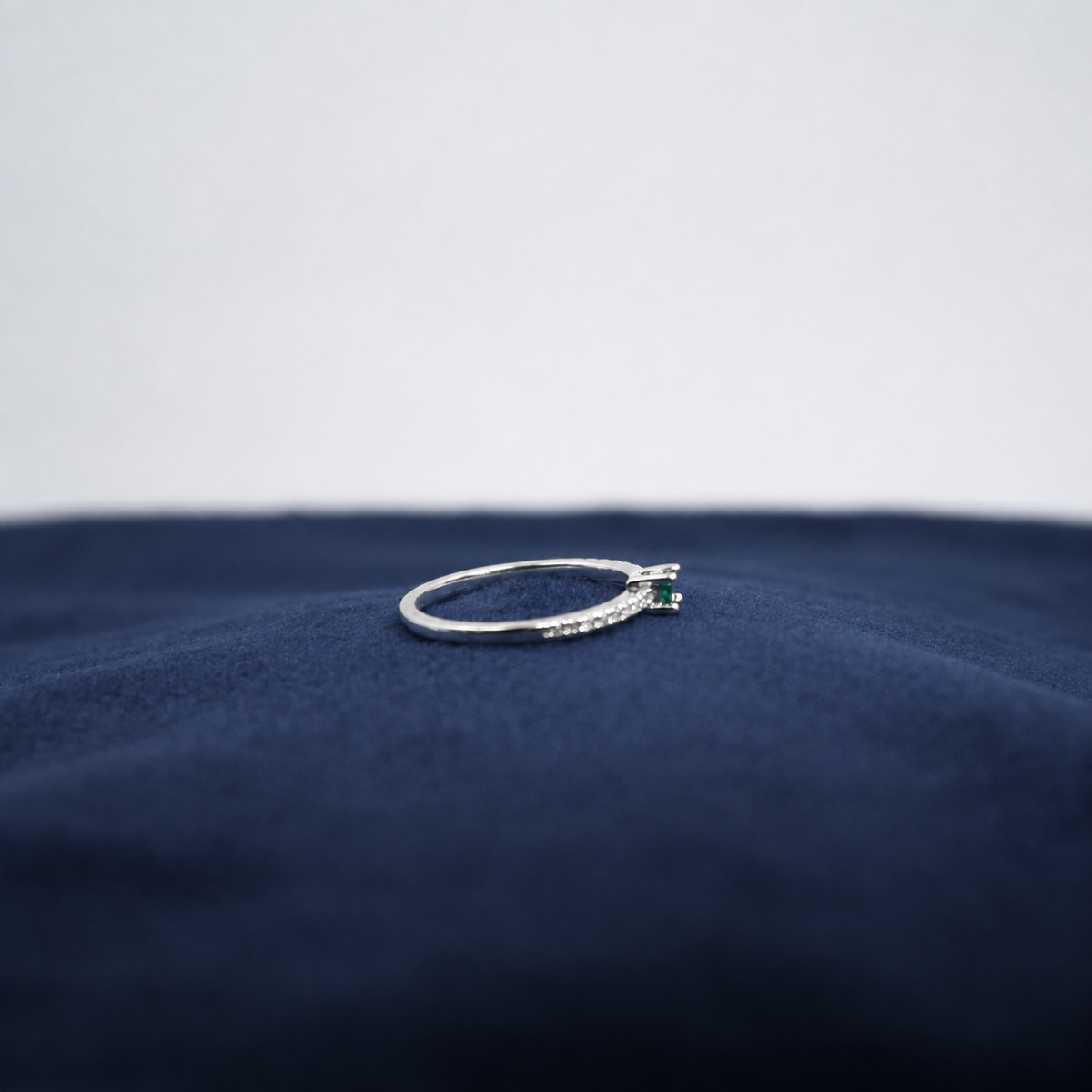 Silver Emerald Élan Ring